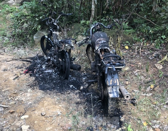 Tuần tra trở về, nhân viên bảo vệ rừng phát hiện 2 xe máy bị đốt trơ khung - 1