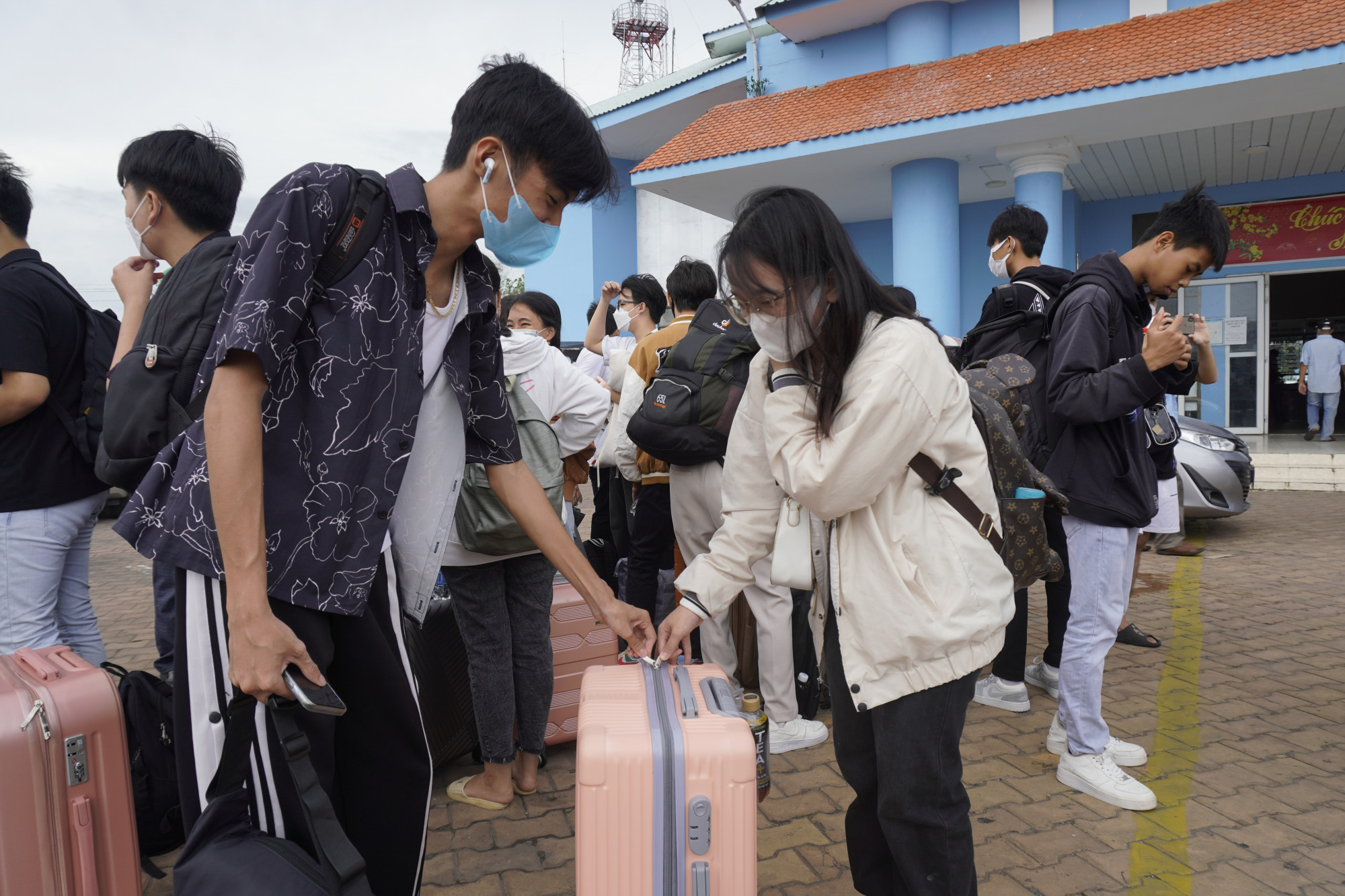 Hàng trăm học sinh huyện đảo Kiên Hải vượt biển vào đất liền dự thi tốt nghiệp THPT tại TP Rạch Giá