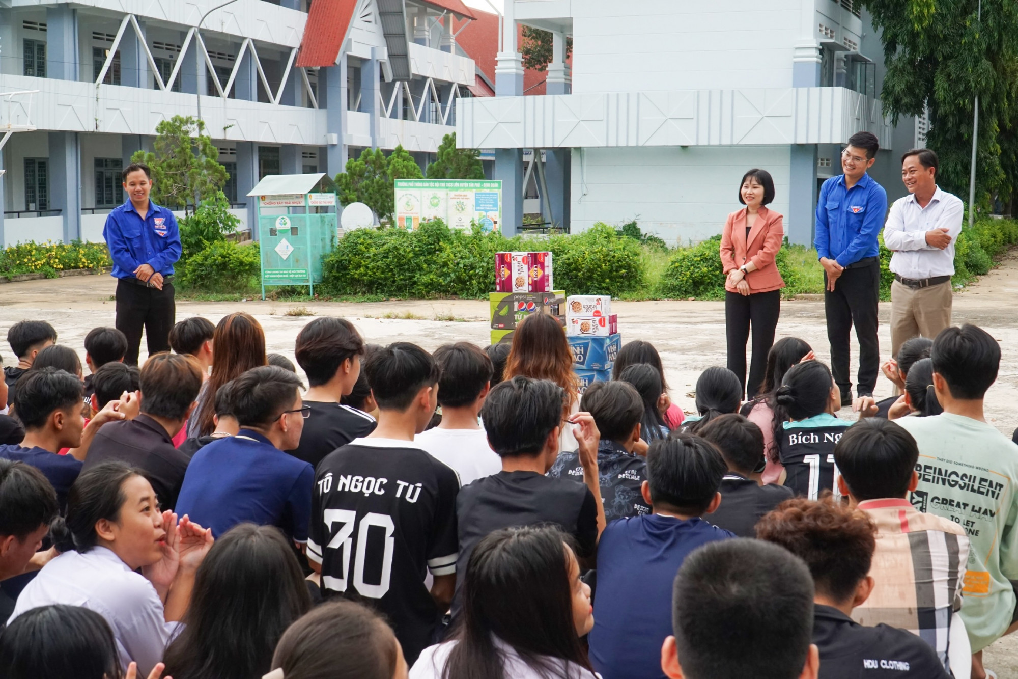 Các thí sinh trường THPT Đắc Lua (huyện Tân Phú) được động viên tinh thần tước kỳ thi